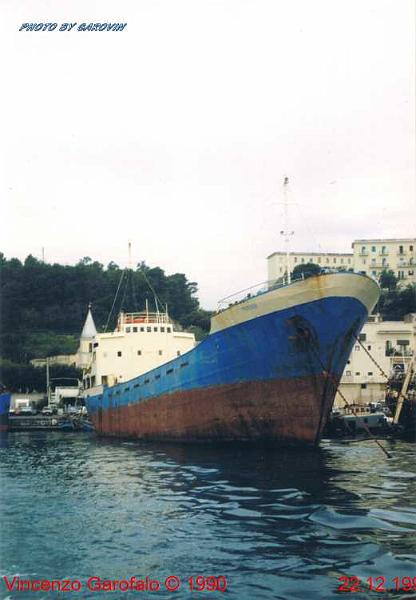 12 - Ormeggiata in attesa di demolizione - Moored awaiting demolition.jpg